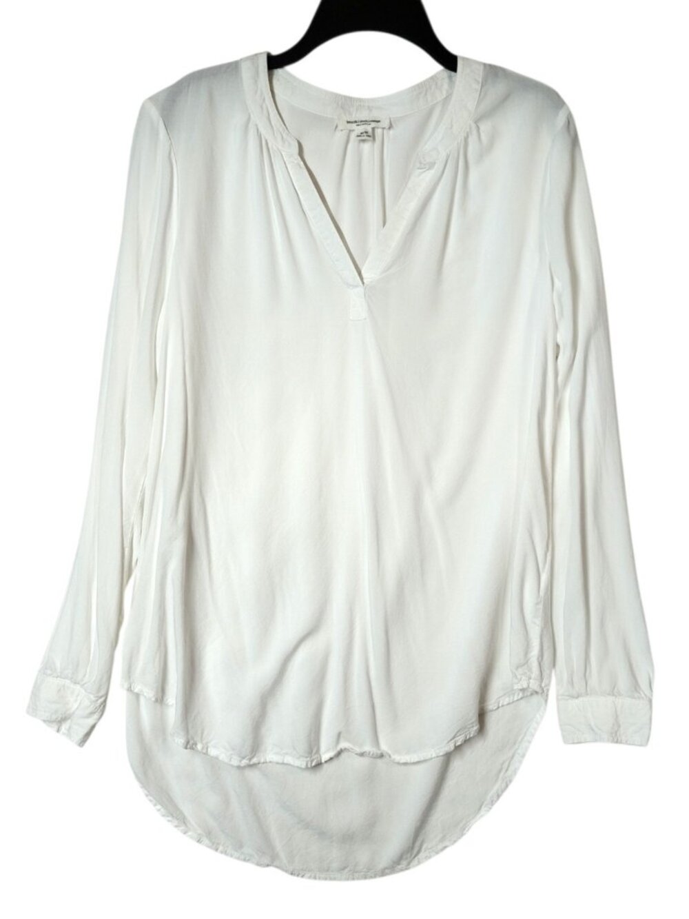 BeachLunchLounge Medium Solid White Long Sleeved V Neck Top